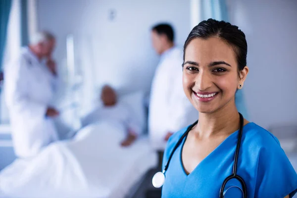 Retrato de médica sorrindo na enfermaria — Fotografia de Stock