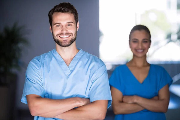 Retrato de médicos de pie con los brazos cruzados —  Fotos de Stock