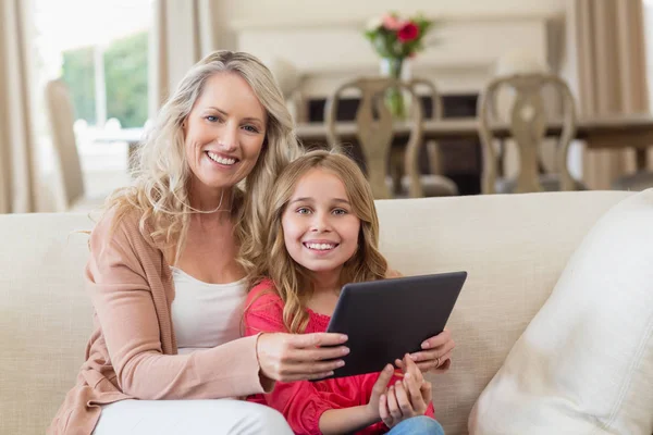 Mère et fille utilisant une tablette numérique à la maison — Photo