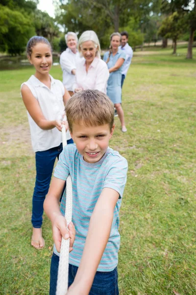 Famille multi-génération tirant une corde — Photo