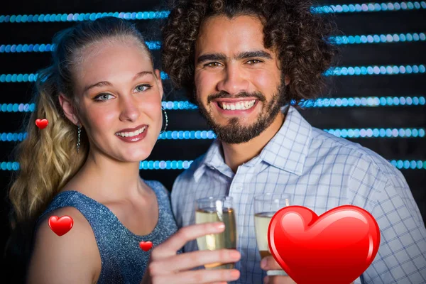 Paar hält Glas Champagner in der Hand — Stockfoto