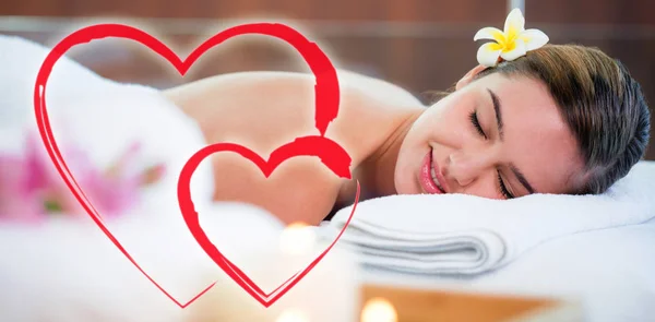 Vrouw liggend op een massagetafel — Stockfoto