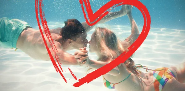 Paar küsst sich unter Wasser — Stockfoto