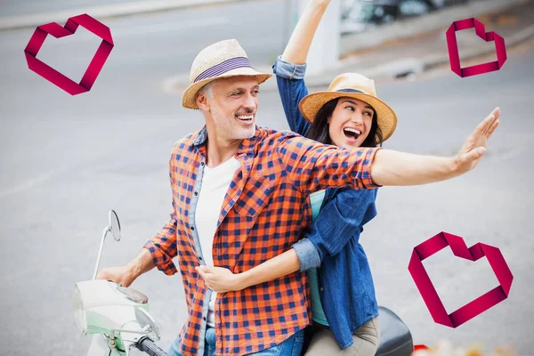 Pareja agitando las manos en ciclomotor —  Fotos de Stock