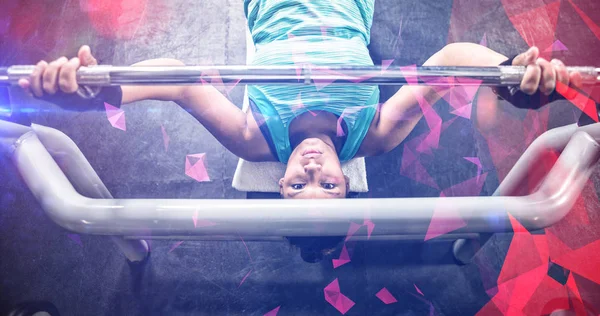 Woman using weight machines — Stock Photo, Image