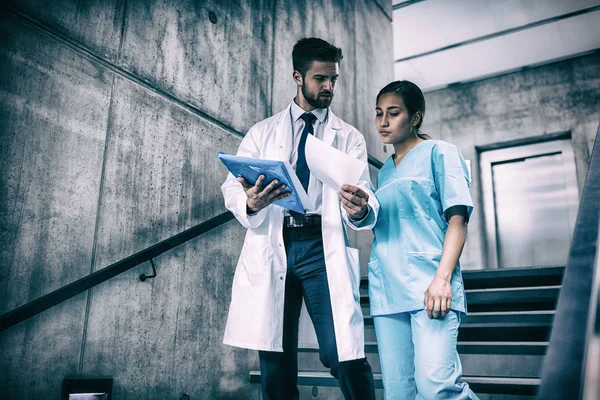 Dokter en verpleegster bespreken over verslag — Stockfoto