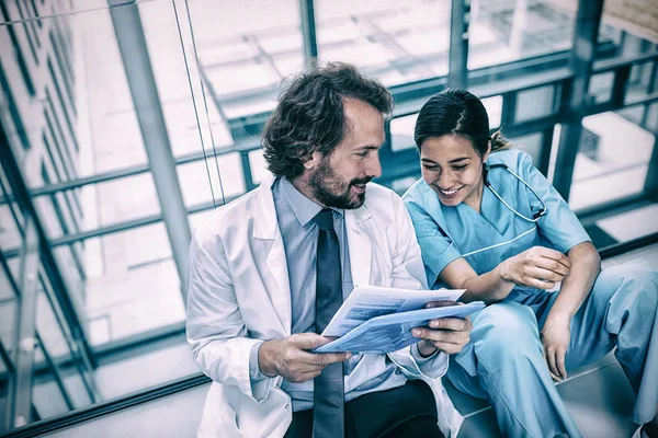 Arts bespreken met verpleegkundige over verslag — Stockfoto