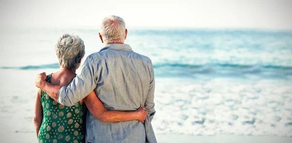 年长的夫妇在海滩对海 — 图库照片
