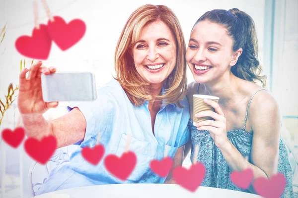 Mother taking selfie with daughter — Stock Photo, Image