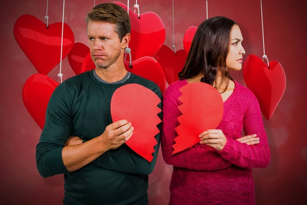 Pár se drží popraskané tvaru srdce — Stock fotografie