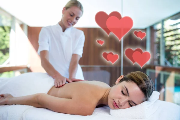 Mulher recebendo massagem nas costas — Fotografia de Stock