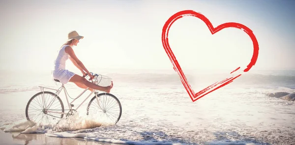 Vrouw rijden fiets — Stockfoto