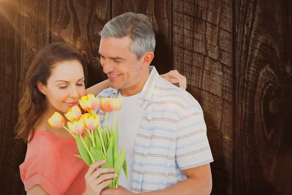 Lachende paar met bloemen boeket — Stockfoto