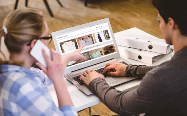 Ejecutivos que trabajan en la oficina creativa — Foto de Stock