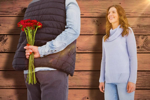 Uomo nascondendo rose dietro la schiena da donna — Foto Stock