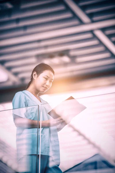 Enfermeira olhando para o diário — Fotografia de Stock