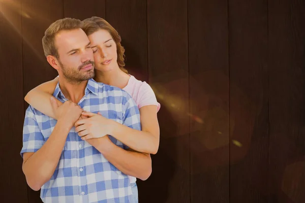 Jovem casal abraçando — Fotografia de Stock