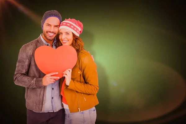 Pareja sosteniendo corazón forma papel —  Fotos de Stock