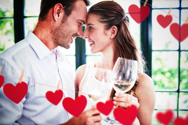 Paar stößt Weingläser an — Stockfoto