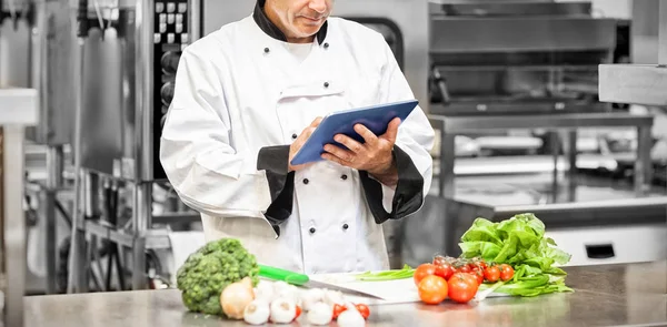 Chef preparar receta con la tableta — Foto de Stock