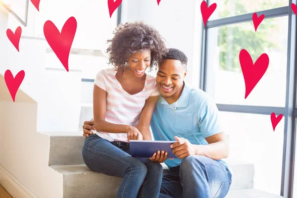 Pareja usando la tableta en casa —  Fotos de Stock