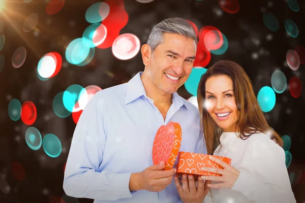 Glückliches Paar eröffnet Geschenk — Stockfoto