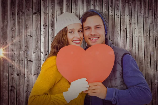 Pareja sosteniendo papel corazón — Foto de Stock