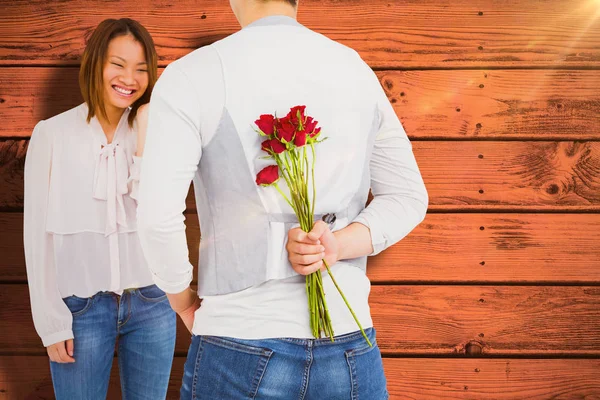 Uomo che tiene le rose dietro la schiena — Foto Stock