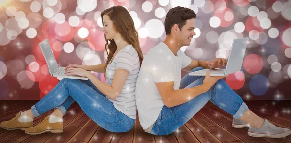 Couple sitting on floor back to back — Stock Photo, Image