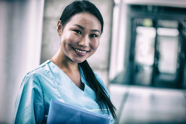 病院で笑顔の看護師 — ストック写真