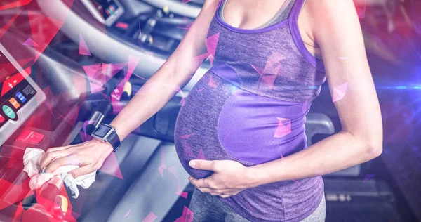 Femeie gravidă curățare banda de alergare la sala de gimnastică — Fotografie, imagine de stoc