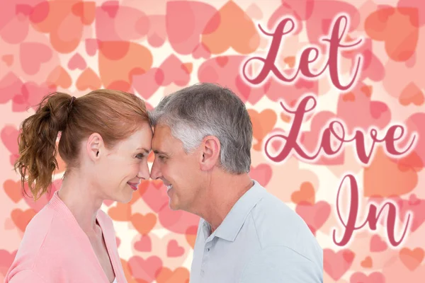 Casal sorrindo um para o outro — Fotografia de Stock