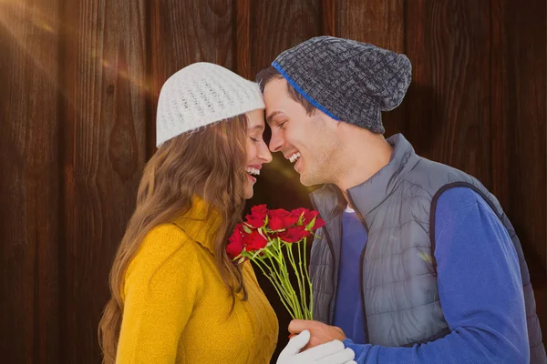 Casal segurando buquê de flores — Fotografia de Stock