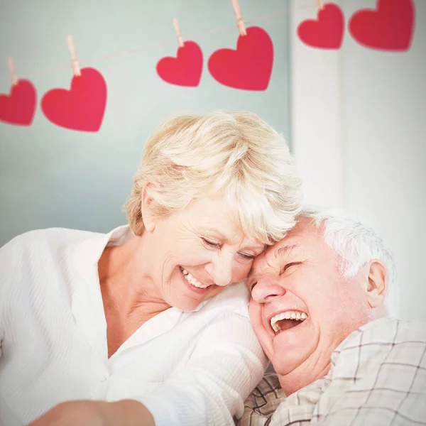 Joyeux couple de personnes âgées rire — Photo