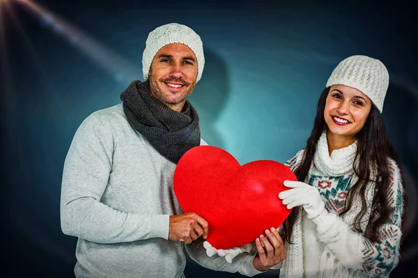 Pareja sosteniendo papel corazón — Foto de Stock