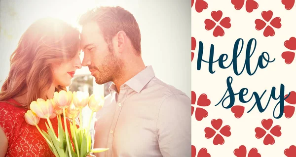 Mann bietet Frau Blumenstrauß an — Stockfoto