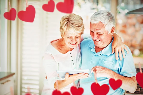 Casal segurando tablet digital — Fotografia de Stock