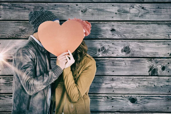 Paar houden hart vorm papier — Stockfoto