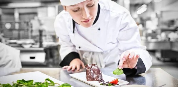 Szef kuchni, wprowadzenie mięty z jej ciasto czekoladowe — Zdjęcie stockowe