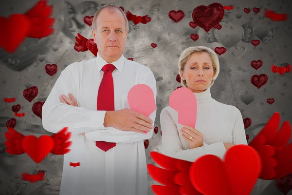 Couple standing holding broken pink heart — Stock Photo, Image