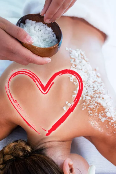 Donna godendo massaggio scrub sale — Foto Stock