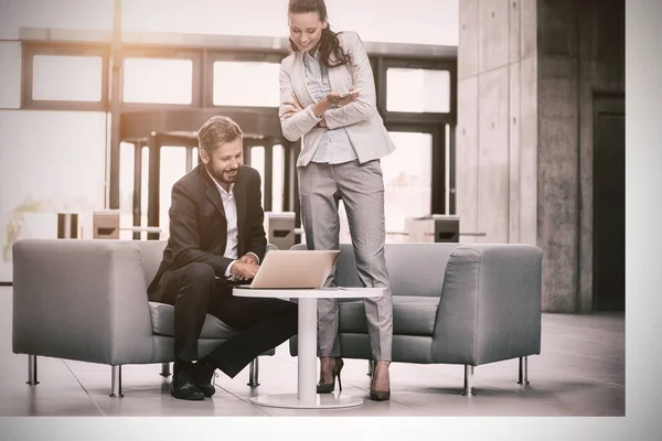 Empresario discutiendo con colega — Foto de Stock