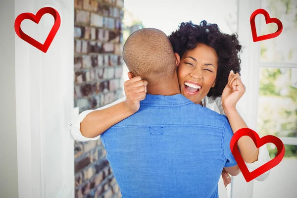 Casal abraçando e aplaudindo — Fotografia de Stock