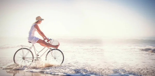 Kvinna cykling cykel — Stockfoto