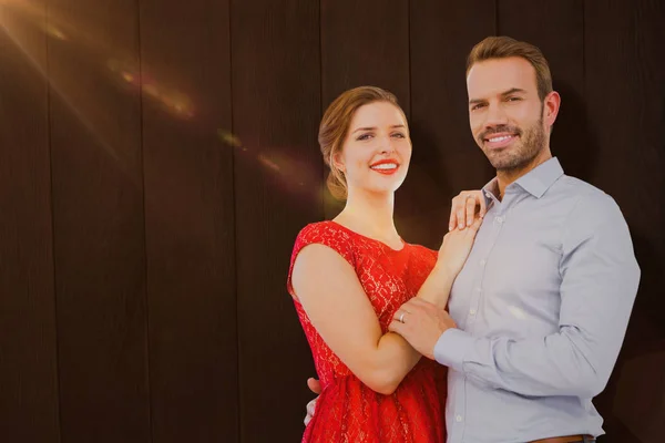 Casal abraçando uns aos outros — Fotografia de Stock