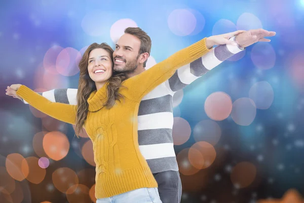 Couple standing with arms outstretched — Stock Photo, Image