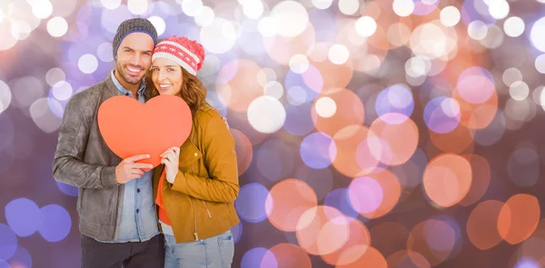 Coppia in possesso di carta a forma di cuore — Foto Stock