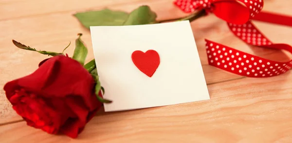 Red rose and red heart envelope — Stock Photo, Image