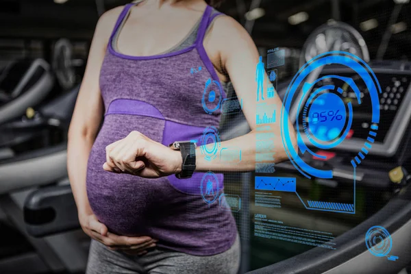 Έγκυος γυναίκα χρησιμοποιώντας έξυπνη συσκευή — Φωτογραφία Αρχείου