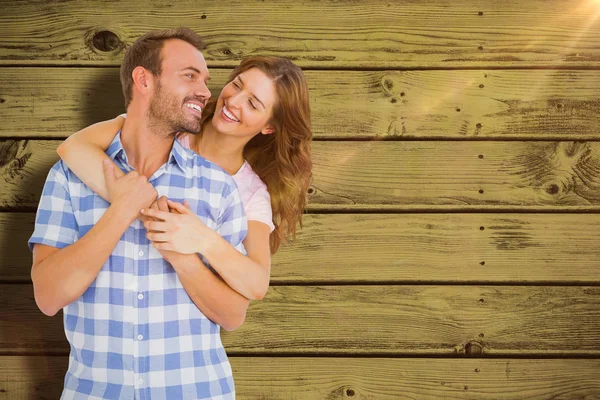 Feliz joven pareja abrazando — Foto de Stock